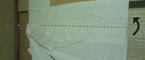 浴衣を広げて脇縫いを合わせる