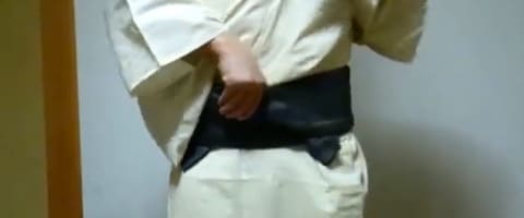 結び目を後ろに回す