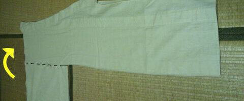 背中で半分に折る