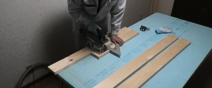 木材を丸ノコでカットしている様子