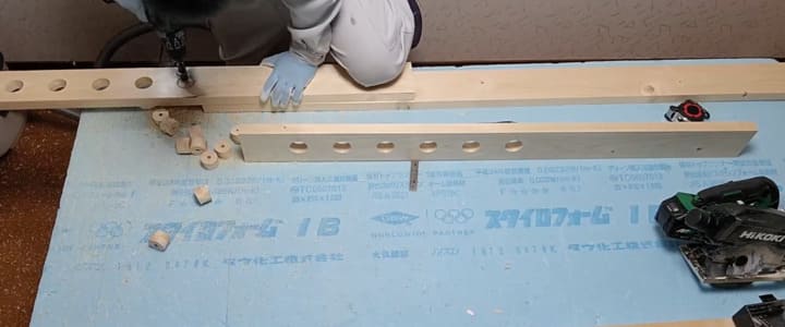 ドリルで高さ調整用の穴を開けている様子